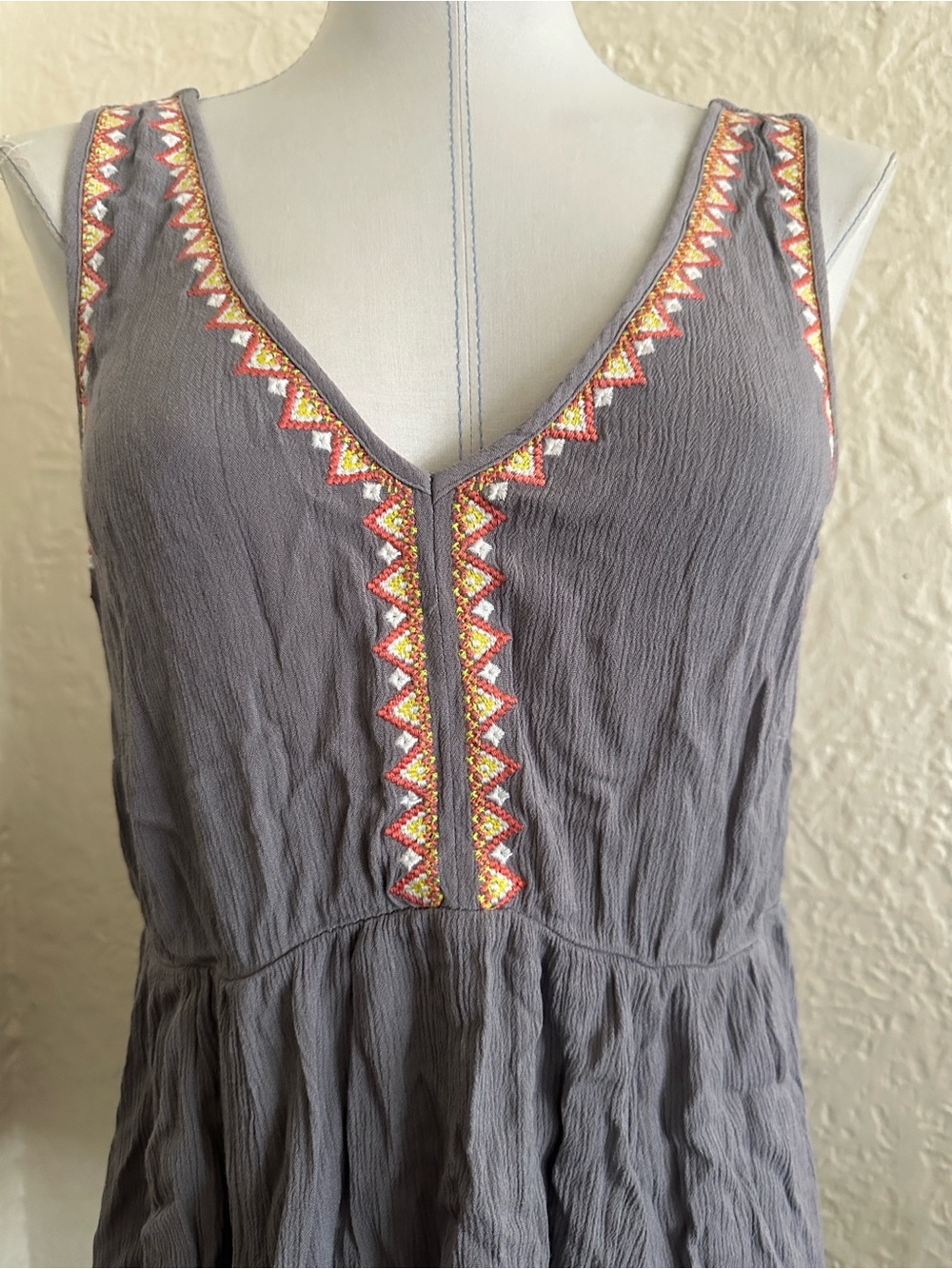 Torrid Light Gray Crinkle Gauze Coral Yellow White Embroidered Tank Top 0X - Picture 3 of 9